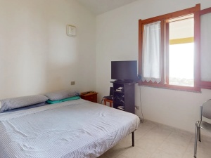 uenG4EyqeGh-Bedroom.jpg